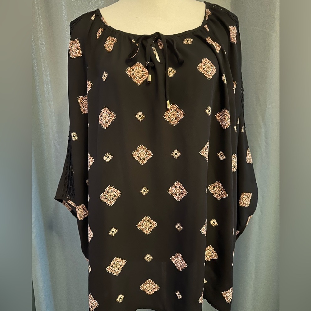 Roz&Ali Black blouse with geometrical designs Sz 1X pre loved